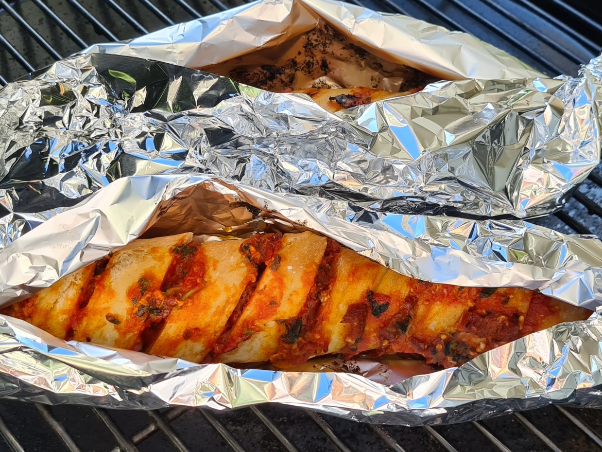 Baguette vom Grill mit Tomaten-Knoblauch-Butter - Susan Diethelm