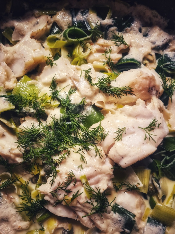 Frischer Fisch auf Lauch