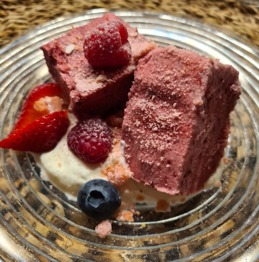 Beerige Glacé-Würfel mit Biscuit rose de Reims - Susan Diethelm